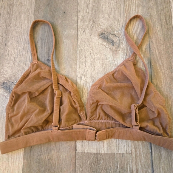 SKIMS Mesh Triangle Bralette - Picture 9 of 12